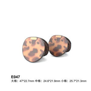 triangular leopard print eyeshadow case